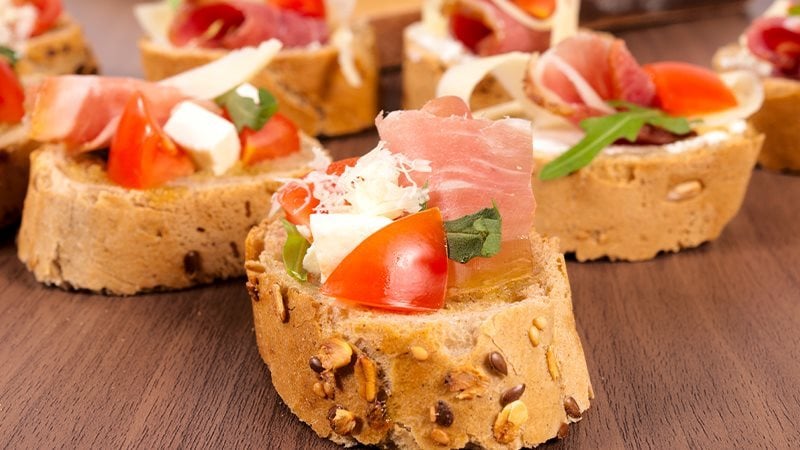 Tartine prosciutto crudo e pomodorini_16_9